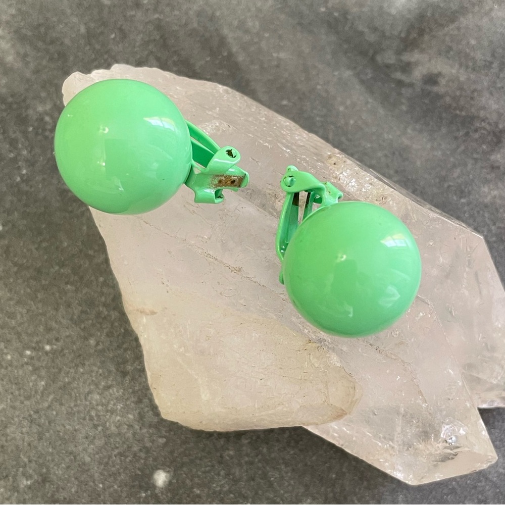 Vintage 60s Green Enamel Clip-On Earrings - Picture 11 of 15